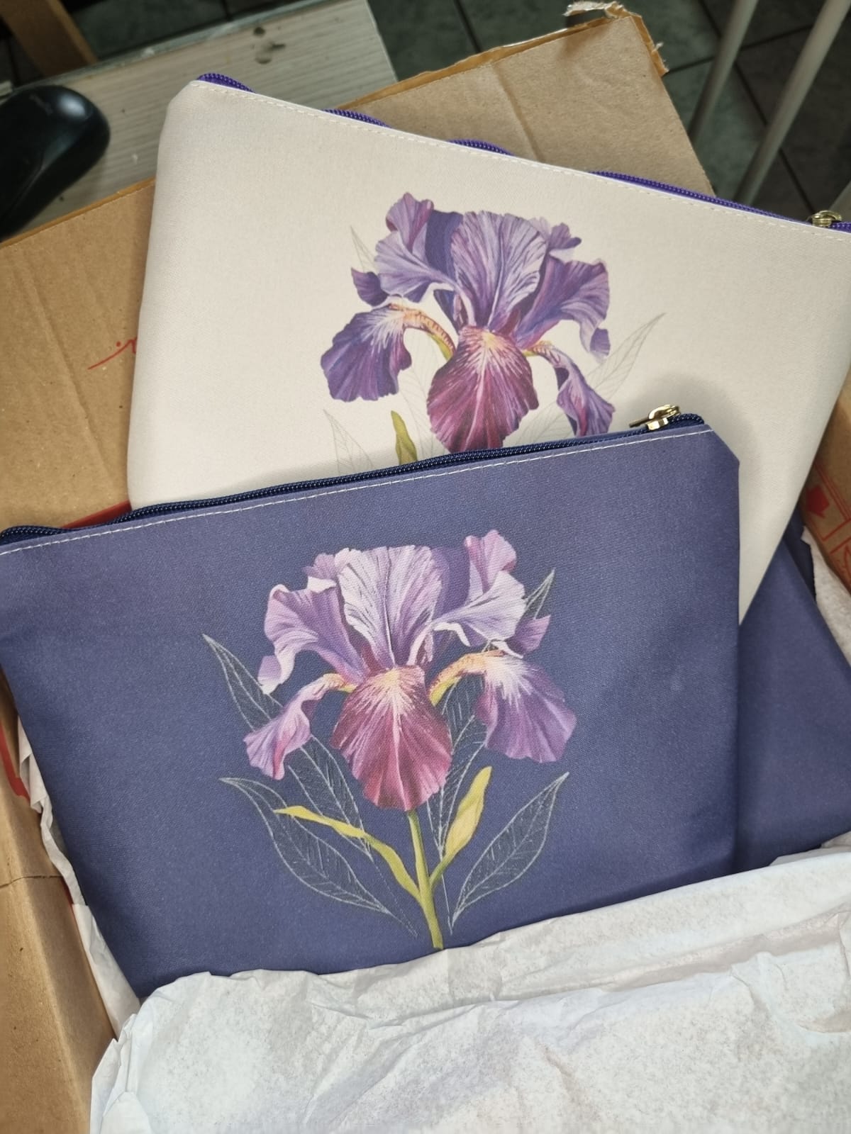 Necessaire IRIS modelo slim nas cores branca e azul-marinho