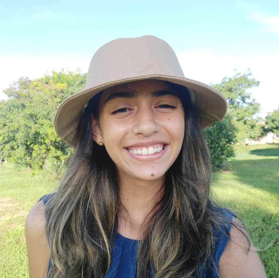 Rayanni sorrindo em uma área externa